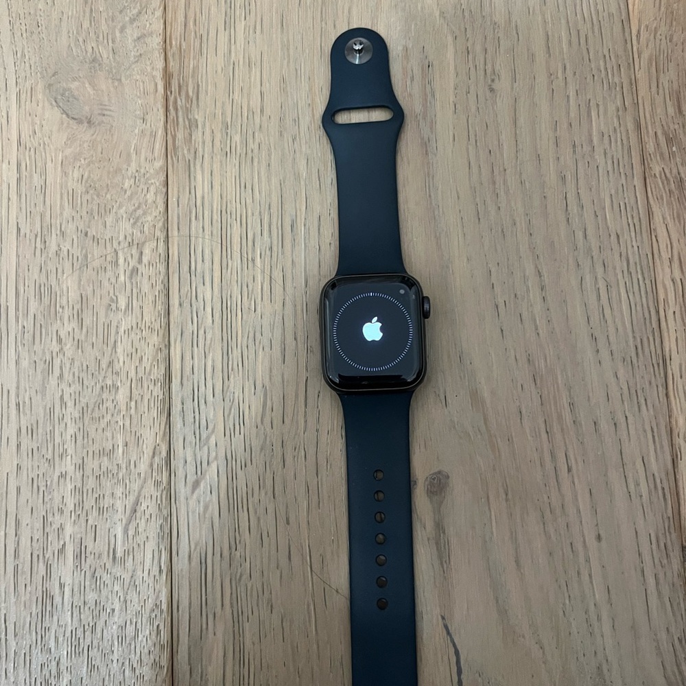 Black apple watch SE 41mm